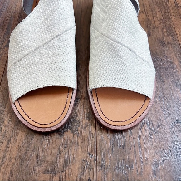 Free People • Mont Blanc Sandal asymmetrical White Distress leather cream ivory - Picture 4 of 10